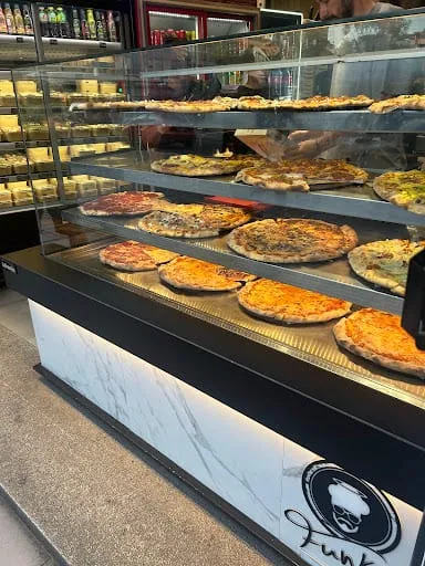 Ο μαρμάρινος πάγκος με το σήμα των Funky's.