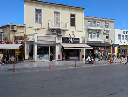 Το κατάστημα στα Χανιά, στη Χατζημιχάλη Γιάνναρη δίπλα στην Πλατεία 1866.