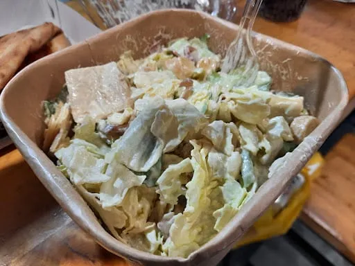 Πρωινό με κουλούρι, τυρόπιτα, κρουασάν και αναψυκτικά.